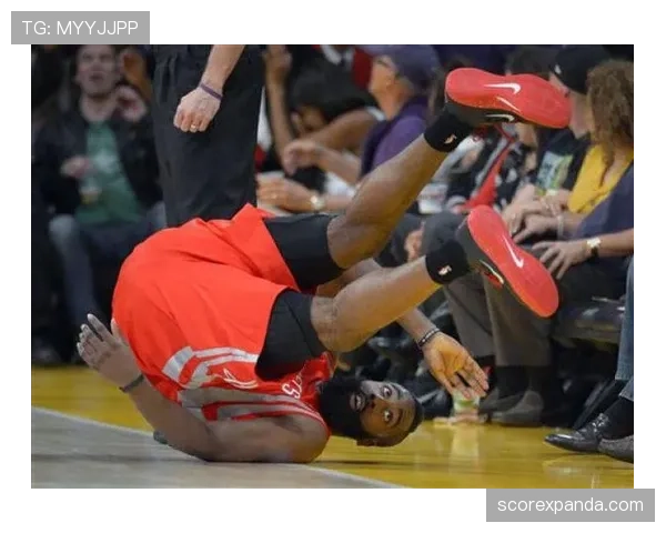 假摔判罚怎么判？篮球规则解析与适用场景说明