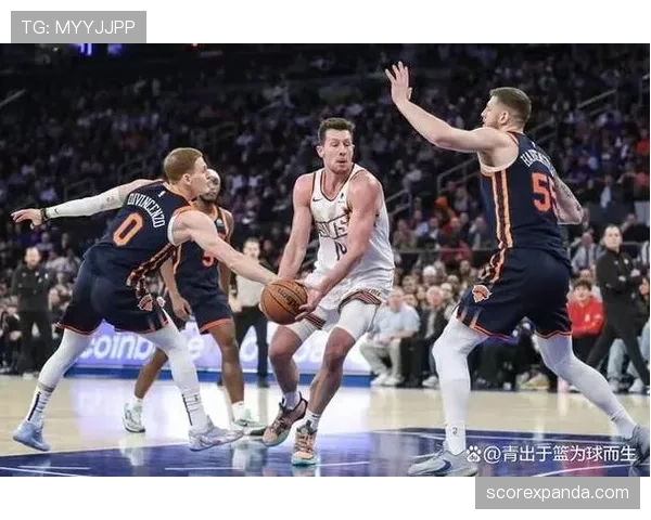 罗宾逊挡拆为布伦森制造错位，较无他时篮下效率飙升